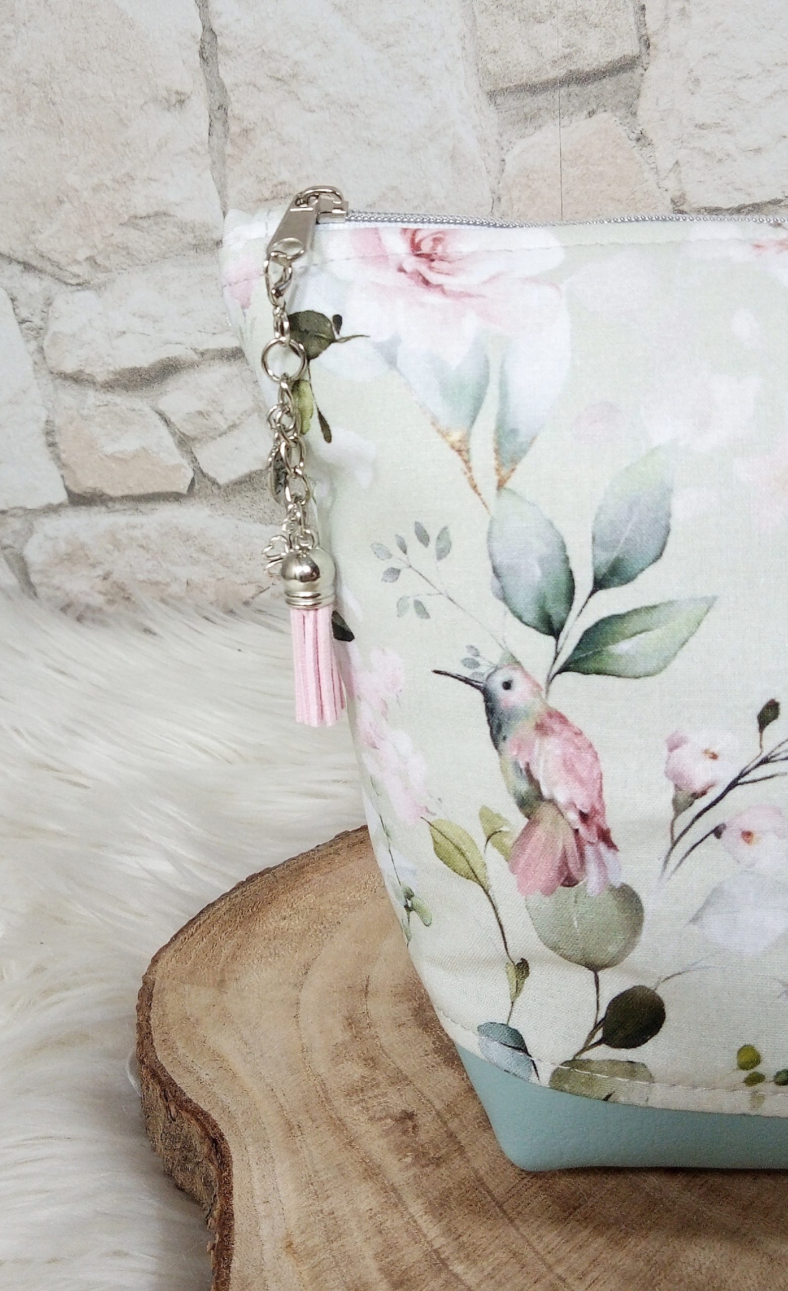 Praktische handgefertigte Kosmetiktasche. Ein Muss für jede Handtasche. Perfekt um kleine Dinge wie Kosmetik, Kleingeld, Schlüssel etc. aufzubewahren.