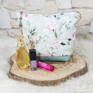 Praktische handgefertigte Kosmetiktasche. Ein Muss für jede Handtasche. Perfekt um kleine Dinge wie Kosmetik, Kleingeld, Schlüssel etc. aufzubewahren.