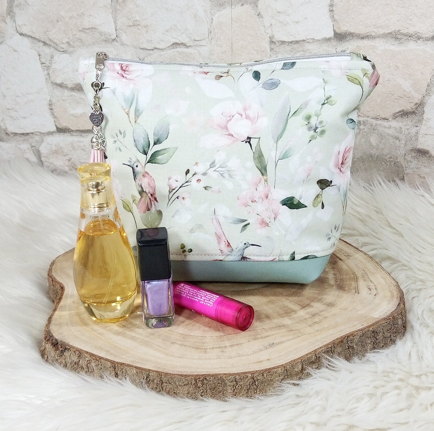 Praktische handgefertigte Kosmetiktasche. Ein Muss für jede Handtasche. Perfekt um kleine Dinge wie Kosmetik, Kleingeld, Schlüssel etc. aufzubewahren.